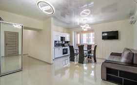 Lux 3-Bedroom Apartment In Most City Area
